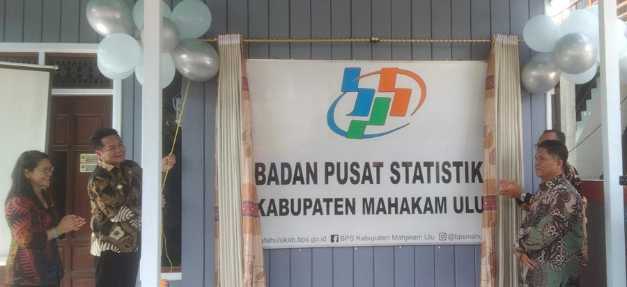 Bupati Mahakam Ulu Bonifasius Belawan Geh bersama Kepala BPS Kaltim Yusniar Juliana, Kepala BPS Kubar Lutfi Muta'ali dan Kepala BPS Mahulu Muhammad Fauzi saat membuka tirai sebagai tanda resminya BPS di wilayah Mahulu. (Foto: Julika Hengin/Korankaltim.com