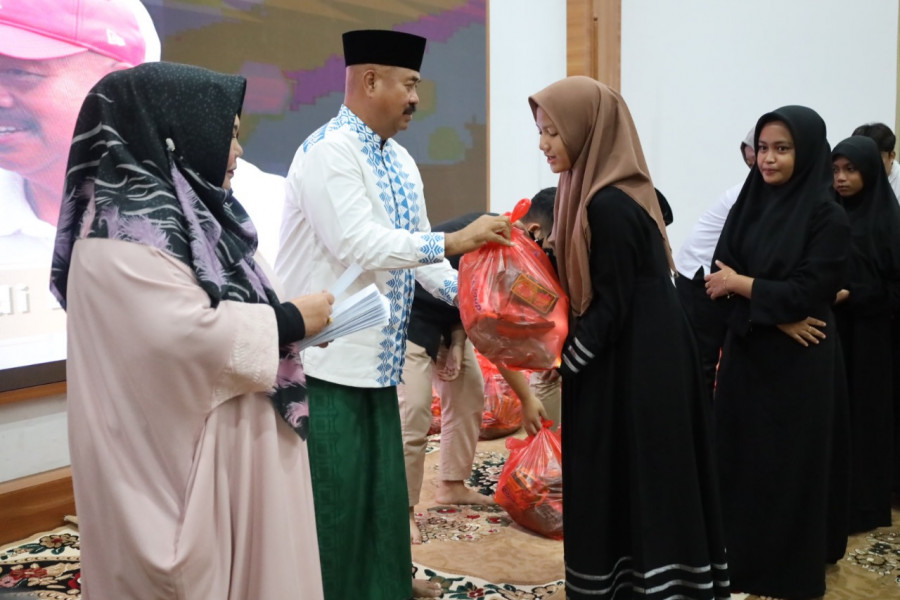 Bupati berbagi dengan anak yatim, dan memberikan potongan kue ultah ke Forkopimda. (Foto: Prokom)