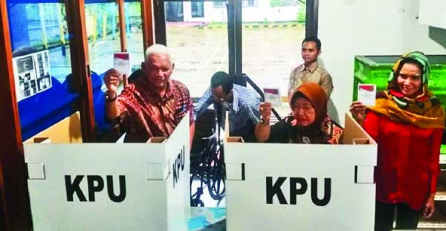 HAK POLITIK: Gubernur Kaltim Awang Faroek Ishak menyalurkan hak pilihnya saat Pilgub Kaltim, 27 Juni lalu.