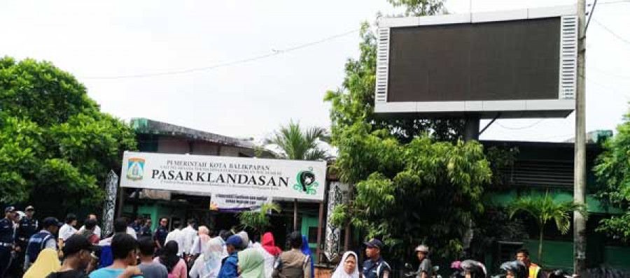 VIDEOTRONIK di Pasar Klandasan ini (kanan atas) tidak berfungsi sejak 2017 lalu. (Hendra / Koran Kaltim)