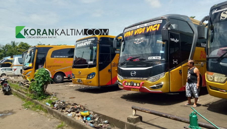 Suasana Terminal Bus Samarinda Seberang dipenuhi alat transportasi terparkir, tanda tidak beroperasinya terminal itu (Foto: Claudius Vico/Korankaltim.com)