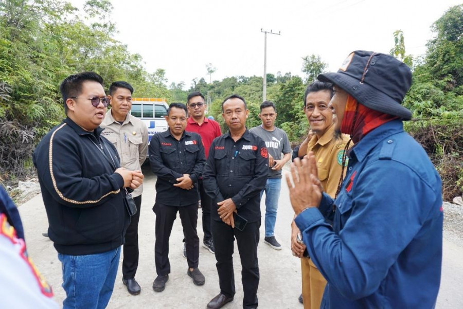Wabup Rendi Solihin meninjau jalan poros Desa Loleng. (Foto: Prokom)