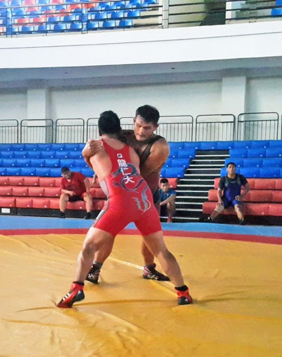 PULANG DULU: Pegulat Kaltim Ashar Ramadhani saat menjalani latihan di GOR Gulat Jl Jakarta kemarin sore. (Foto: Rgn/kk)