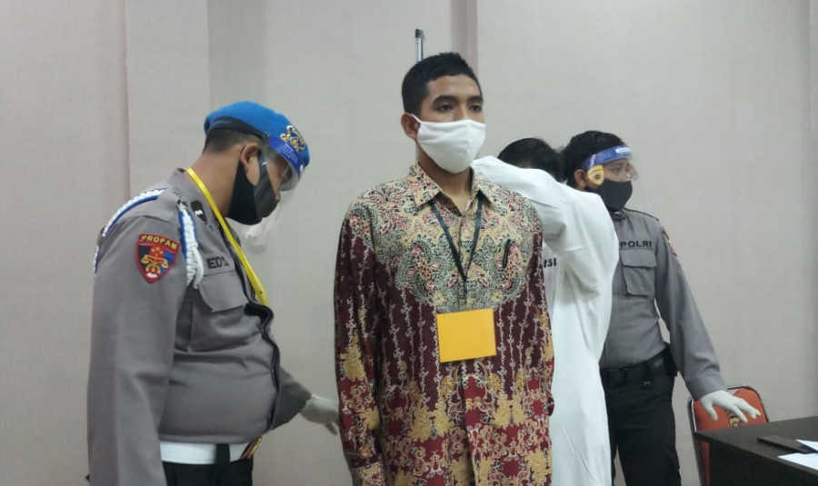 Salah satu peserta usai menyelesaikan administrasi, melanjutkan pengukuran tinggi dan berat badan. (Foto: Olis/korankaltimcom)