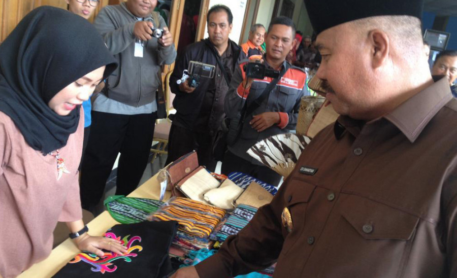 Bupati Kukar Edi Damansyah Meninjau salah satu Produk UMKM binaan di Longue Kantor DPMPTSP Kukar pada Selasa (5/2/2019)