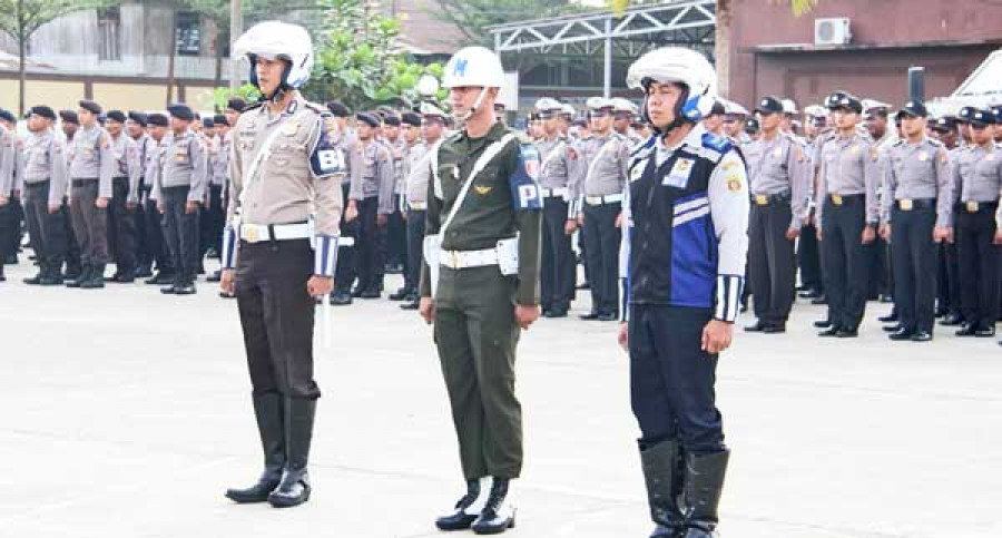 GELAR PASUKAN: Ratusan personel gabungan dilibatkan dalam operasi ketupat Mahakam 2018 yang digelar dalam rangka pengamanan lebaran. ( istimewa)