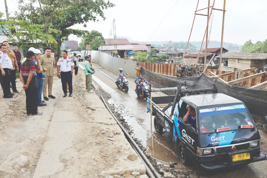 Pjs Bupati Kukar tinjau penanggulangan jalan longsor di Margasari Loa Kulu (Foto: Prokom)