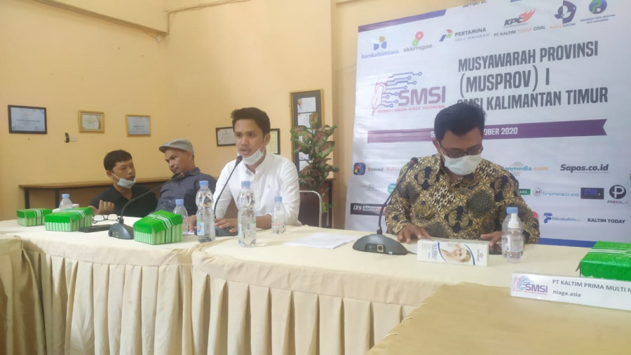 Rahman Amin (kemeja putih tengah) Ketua Terpilih SMSI Kaltim, menyampaikan sambutan pada Musprov I SMSI Kaltim. (Ferry Purnomo Aji/korankaltim.com)
