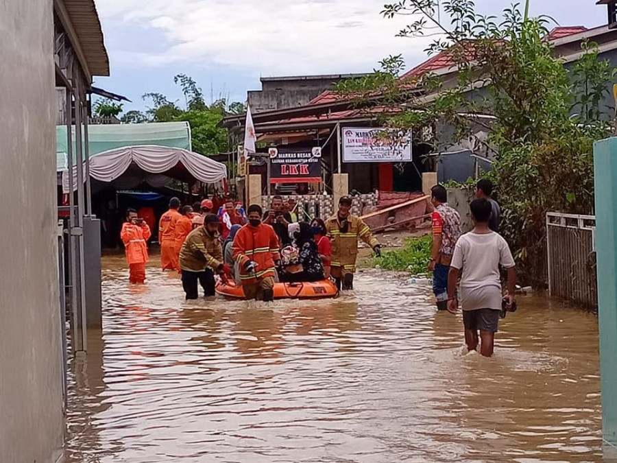 BPBD Balikpapan saat melakukan evakuasi warga terdampak banjir, bisa lebih cepat dilakukan dengan sistem digital tahun depan. (bpbdfacebook)