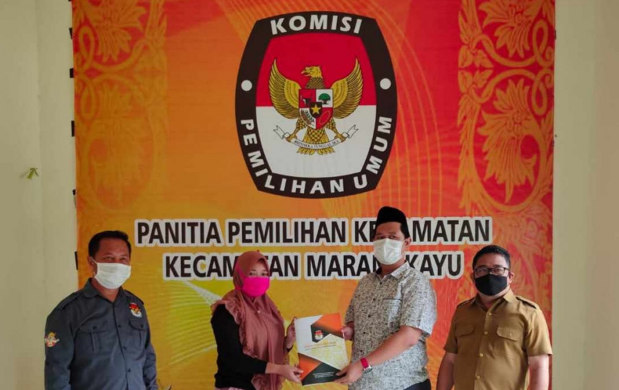 Ketua KPU Kukar, Erlyando Saputra saat memberikan santunan kepada Ibu Sumarni PPDP Desa Santan Ulu. (Foto:KPU Kukar)