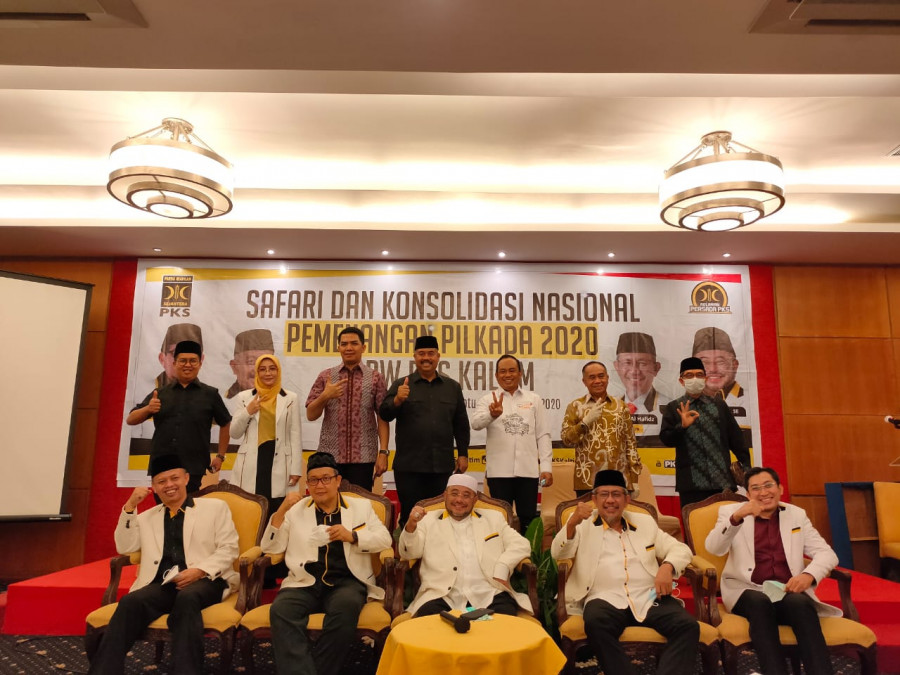 Sekjen DPP PKS (tengah) Habib Aboe Bakar Al Habsy, didampingi jajaran pengurus DPW dan DPD PKS, serta kandidat calon kepala daerah usungan PKS, saat safari dan konsolidasi nasional pemenangan Pilkada 2020. (Foto: Faishal Alwan Yasir/korankaltim.com)