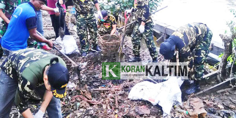 PEDULI SKM: Menyambut ulang tahunnya yang ke 37, Pemuda Panca Marga (PPM) Kaltim menggelar kegiatan kemasyarakatan berupa aksi membersihkan Sungai Karang Mumus (SKM), sebagai upaya mendorong terciptanya sungai yang bersih dan lingkungan yang asri. (Foto: