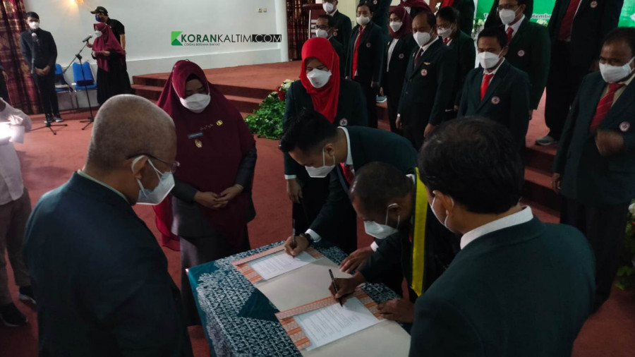 Penandatanaganan SK Kepengurusan IDI Cabang Paser disaksikan oleh Wakil Bupati Hj. Syarifah Masitah Assegaf. (Foto: Dwi Cahyo / Korankaltim.com)