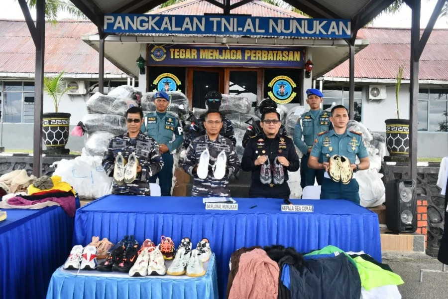 Tim SFQR Pangkalan Angkatan Laut Nunukan menggagalkan penyelundupan 50 karung ballpress ilegal jalur laut asal Tawau, Malaysia di Perairan Nunukan, Minggu (26/5/2024). (Foto: Antara)