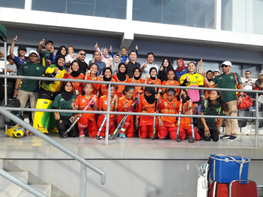 Tim hoki putri Kaltim berhasil mempersembahkan medali emas di ajang Pra PON. Ketua KONI Kaltim, Zuhdi Yahya bersama jajarannya turut memberikan suport langsung di Jakarta.( Foto: Humas FHI Kaltim)