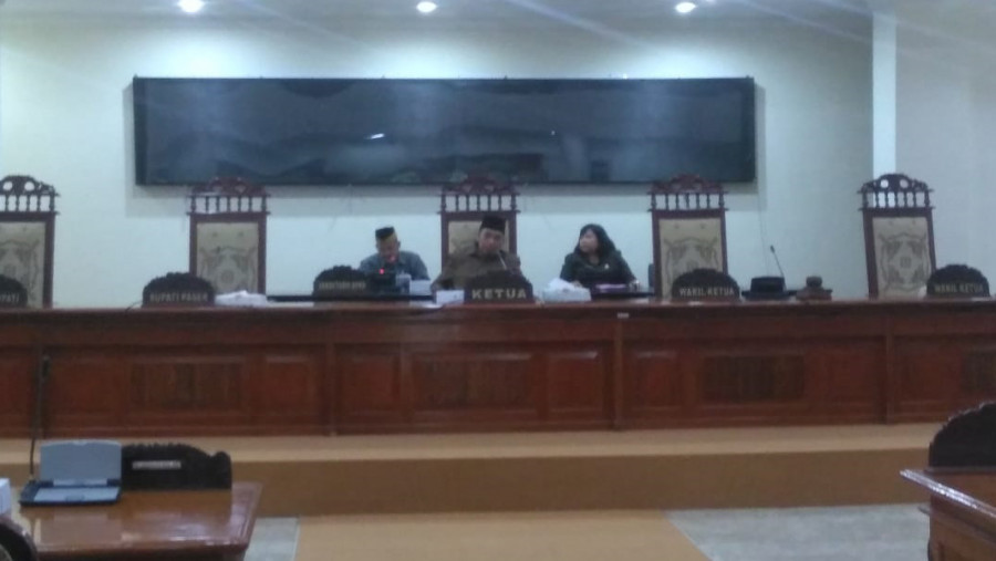 Wakil Ketua II DPRD Paser, H Abdul Latief Thaha saat menyampaikan penundaan Rapat Paripurna DPRD Paser