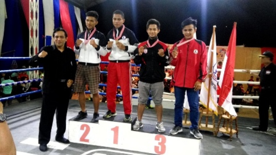 ANGAKAT NAMA DAERAH: Gilang Ramadan (kanan) berhasil meraih medali perunggu di kelas 67 Kg senior di ajang Kejurnas Muay Thai di Bogor.