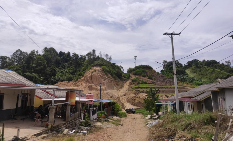 Lokasi tambang yang berdempetan dengan rumah warga di Kecamatan Samarinda Utara (Foto: Permata/korankaltim.com)