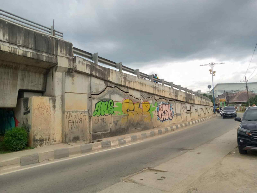 Dinding flyover yang mulai mengalami keretakan dari sisi Jalan AW Syahrani. ( Foto: Dok.Korankaltim)