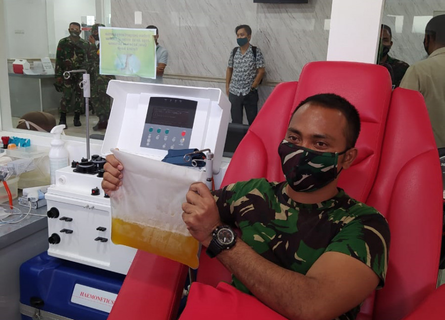 Salah satu Perwira Mantan Secapa AD, mendonorkan Plasma Darahnya di RSPAD. (Foto: Dokumentasi Dinas Penerangan TNI Angkatan Darat)