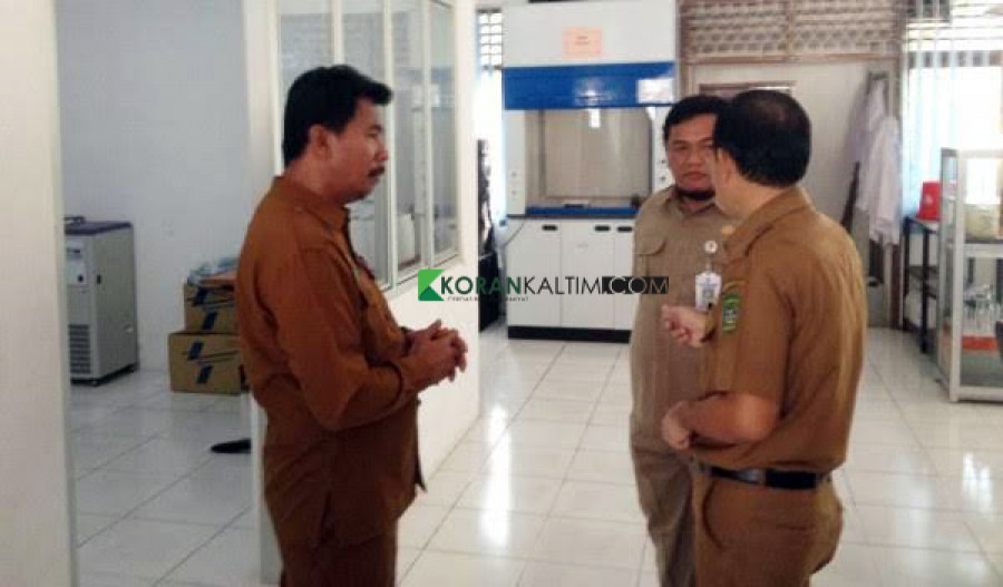 Tinjauan Sekda Kukar Sunggono ke Labolatorium Lingkungan DLHK Kukar saat diresmikan tahun 2019 lalu. (Foto: dok. Koran Kaltim)