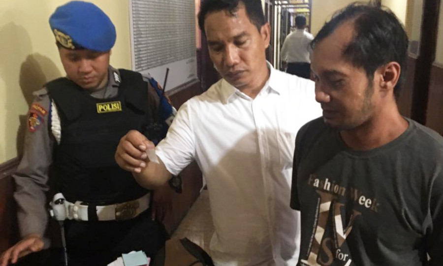 Polisi Saat menunjukan barang bukti sabu milik pelaku (Foto: ist)
