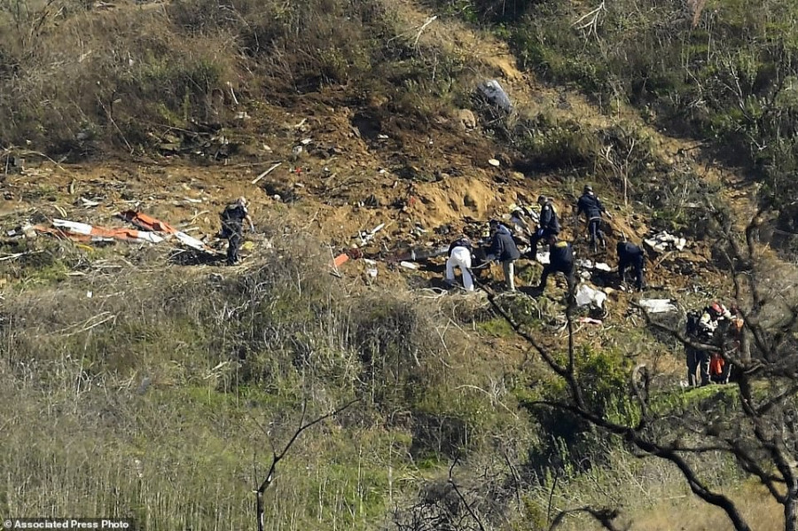 Pencarian korban di lokasi jatuhnya helikopter Kobe Bryant tuntas, selanjutnya menyelidiki penyebab jatuhnya pesawat dan identifikasi sembilan korban yang tewas. (dailymail)