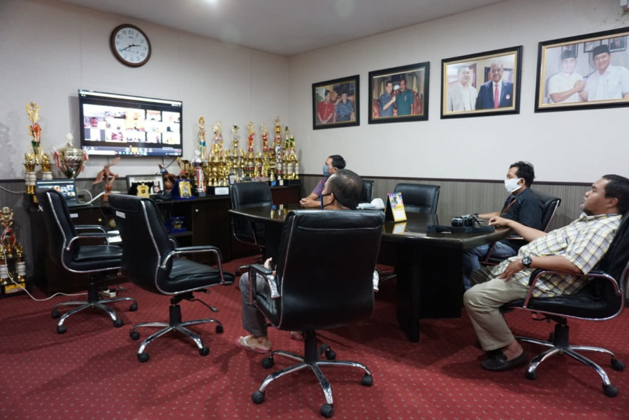 Bidang Humas KONI Kaltim saat melakukan uji coba rapat daring bersama dengan KONI Pusat Rabu (6/5/2020) hari ini. (Foto:Nancy/korankaltim.com)
