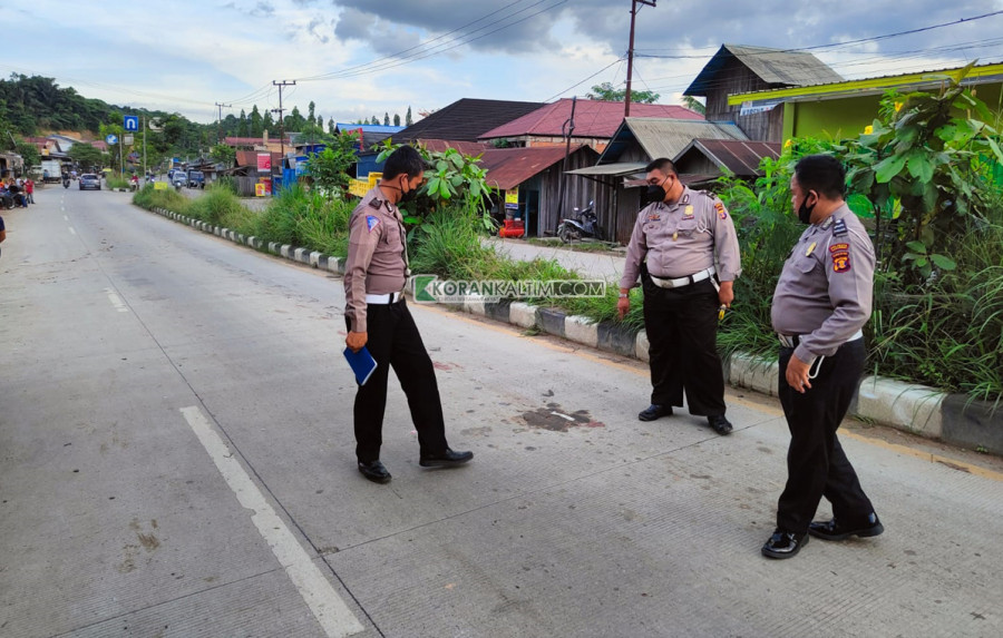 Unit Laka Lantas Polresta Samarinda yang berada di lokasi untuk melakukan olah TKP, Selasa (2/8/2022) sore tadi. (Foto: Nancy/korankaltim.com)