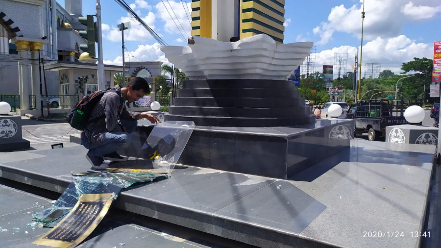 Tugu penghargaan di Simpang Lembuswana rusak, belum diketahui penyebab pastinya. (Foto: Nancy/korankaltimcom)
