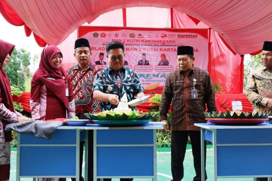 Wabup Rendi Solihin menghadiri milad MAN 2 Kukar. (prokom)