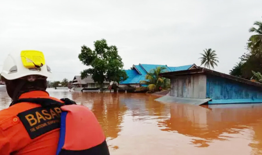 Banjir yang terjadi di wilayah Konawe Utara, ribuan warga mengungsi karena pemukiman terendam banjir hingga setinggi 3 meter. (Liputan6.com/ Ahmad Akbar)