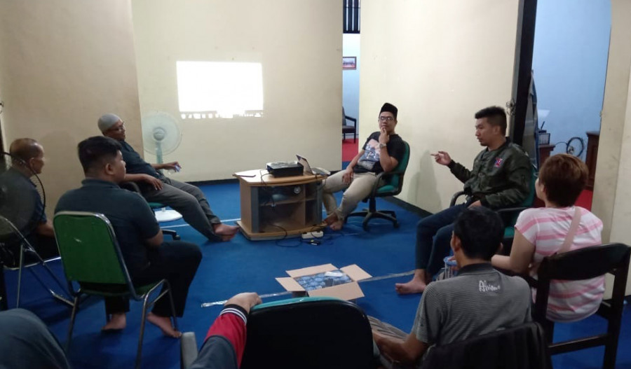 Panwascam Tenggarong saat melakukan rapat membahas netralitas ASN ke staf panwascam. ( Foto: Sabri/korankaltimcom)