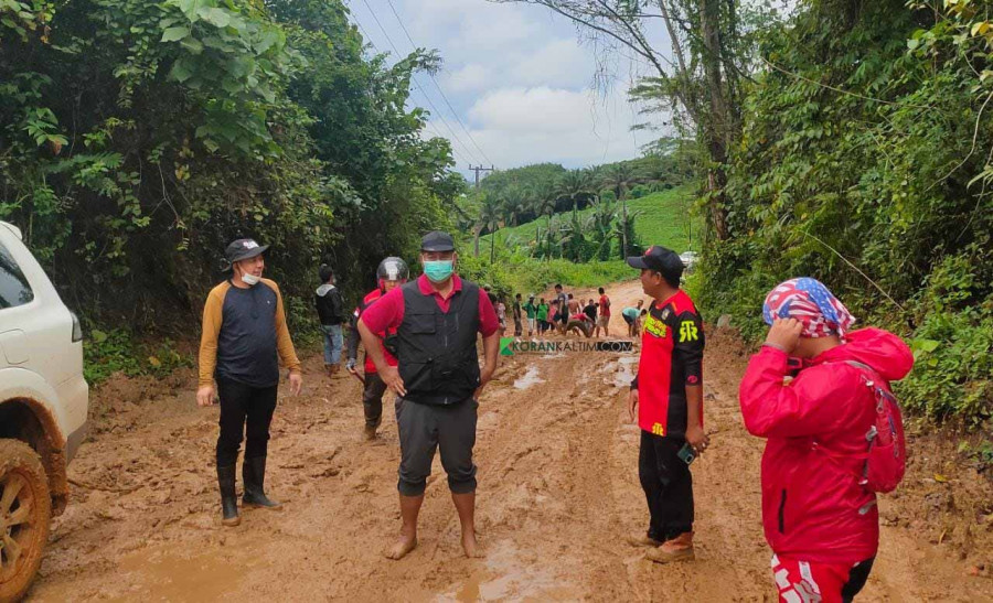Bupati Kukar Edi Damansyah saat memantau akses jalan di kawasan dusun Ngadang, Bloro, kecamatan Sebulu. (Foto: Reza Fahlevi/Korankaltim.com)