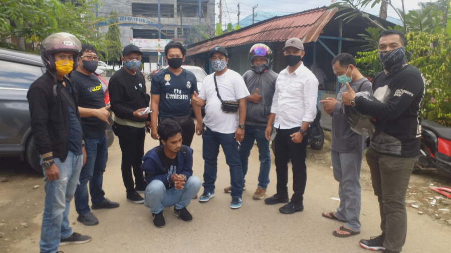 Pelaku yang saat diamankan anggota Satreskoba Polresta Samarinda Senin (14/9/2020) sore kemarin di Jalan Delima.(Foto:Nancy/korankaltim.com)