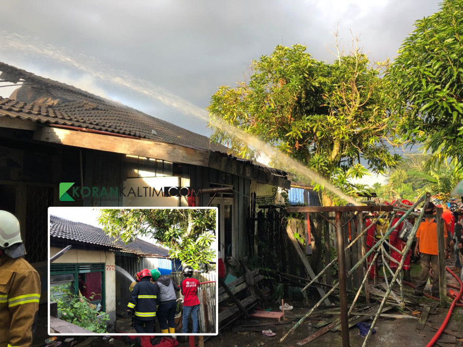 Petugas BPBD Balikpapan saat melakukan pemadaman kebakaran (Foto: Yudi Hadi/korankaltim.com)