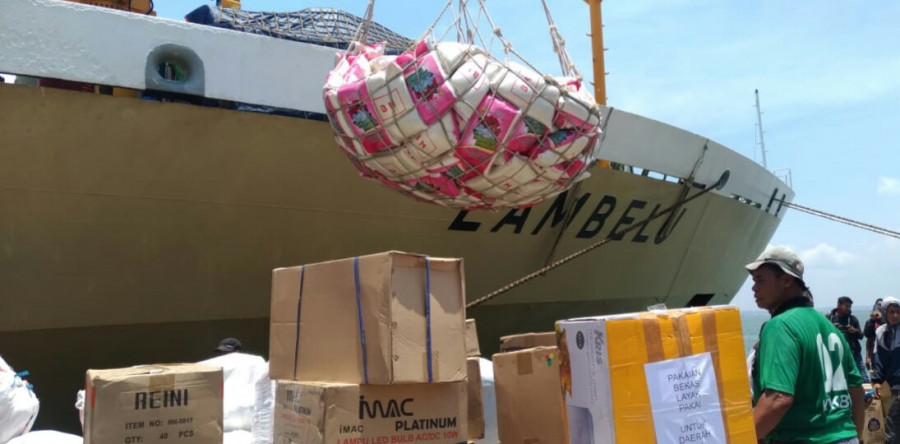 Berkarung-karung beras diangkat menggunakan crane menuju geladak KM Lambelu. Beras dan bahan natura lainnya itu untuk korban gempa di Palu, Sulawesi Tengah. (Hendra KoranKaltim.Com)