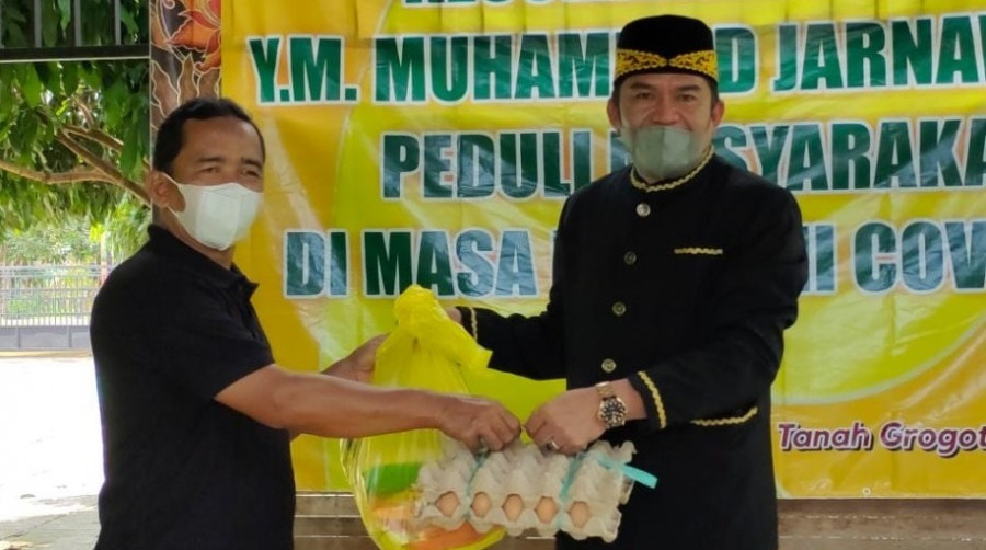 Sultan Paser Y.M Aji Muhammad Jarnawi, SH saat memberikan bantuan sembako kepada masyarakat yang terdampak Pandemi Covid-19 di Paser. (Foto: Istimewa)