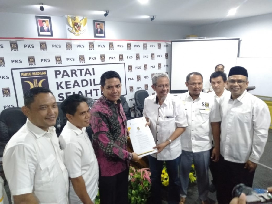 PKS Resmi menyerahkan surat keputusan dukungan kepada Andi Harun dan Rusmadi Wongso (Foto: Romi Ali Darmawan/korankaltim.com)