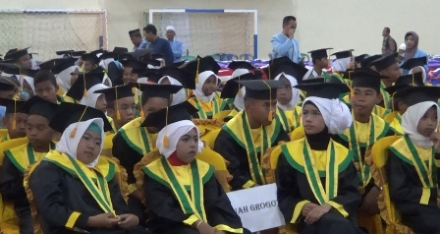 WISUDA: Ratusan santri TK-TPA menjalani prosesi wisuda akbar yang digelar BKPRMI Paser.