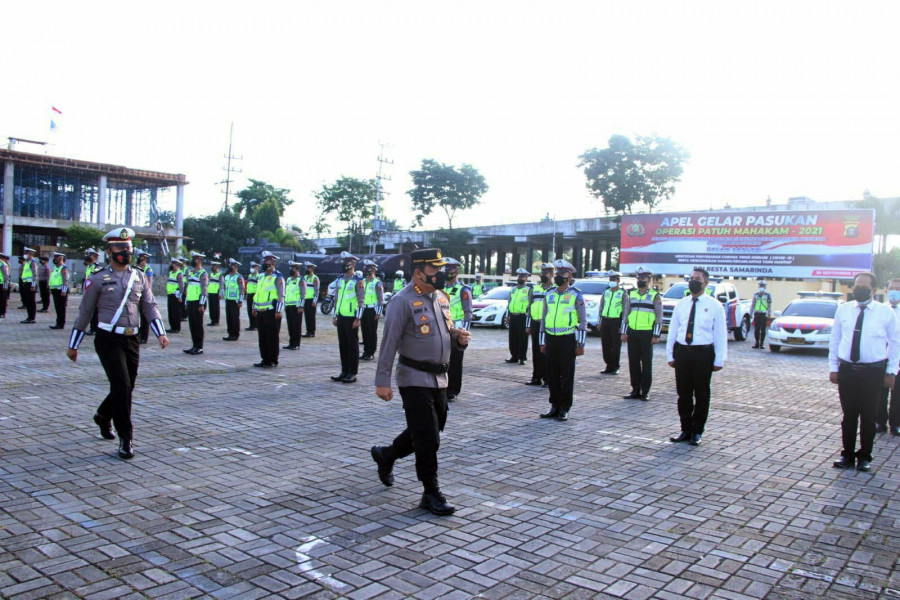 Kapolresta Samarinda Kombes Pol Arif Budiman saat melakukan pengecekan anggota, dalam apel Ops Patuh Mahakam 2021 Senin (20/9/2021) di halaman Mako Polresta Samarinda. (Foto: Istimewa)