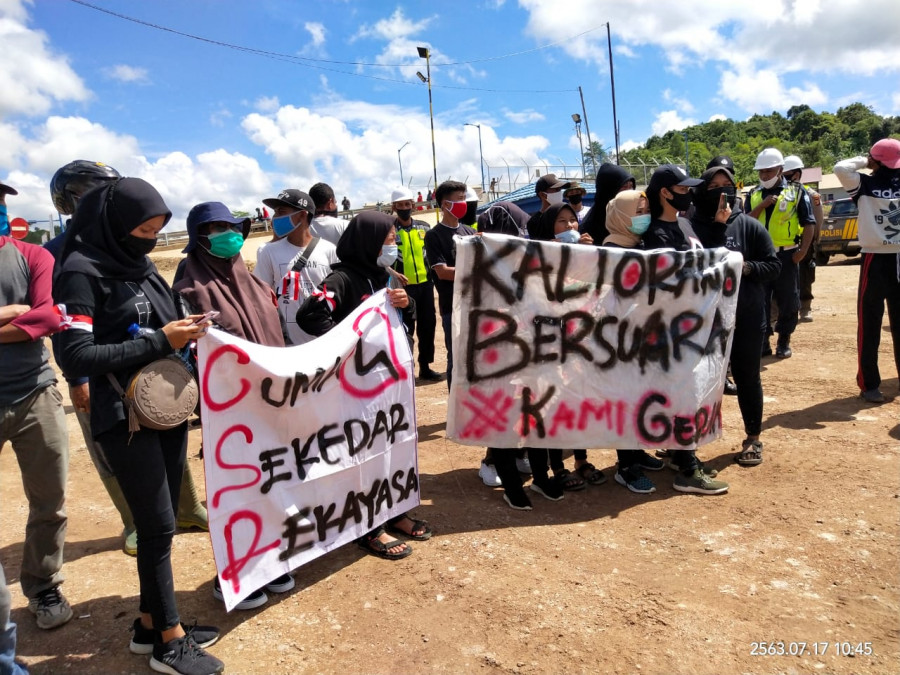 Aliansi Masda Kaliorang saat melakukan orasi di wilayah kerja perusahaan (ist)