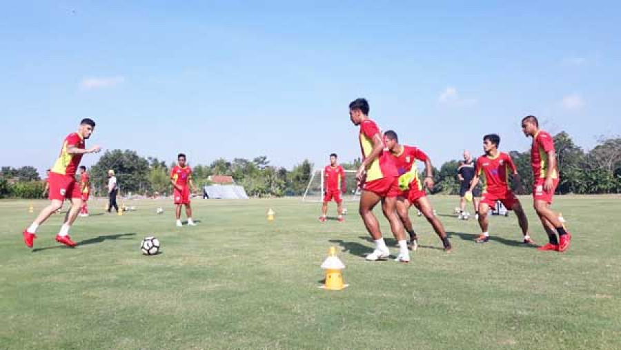 Para Pemain Mitra Kukar Sedang Latihan