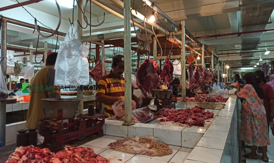 Para Penjual Daging Sapi di Pasar Taman Rawa Indah Bontang (Foto: Nisa/korankaltim.com)