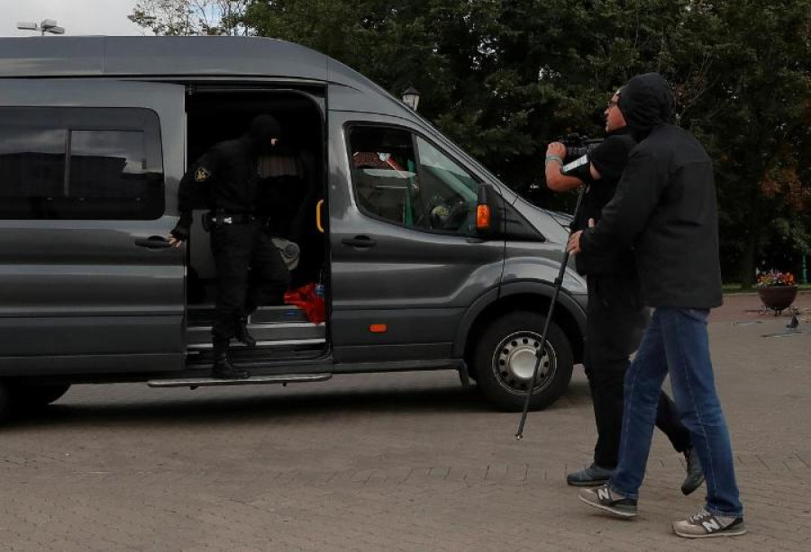 Sejumlah jurnalis ditahan, saat akan meliput demonstrasi di Minsk, Belarus Kamis (27/8/2020) (REUTERS/Vasily Fedosenko)