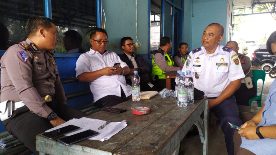 Wakasat Lantas Polresta Samarinda, AKP Noordhianto (kiri) saat menggelar rapat bersama dengan Dinas PUPR Kaltim serta Dishub Samarinda Rabu (11/3/2020) hari ini. (Foto: Nancy/korankaltim.com