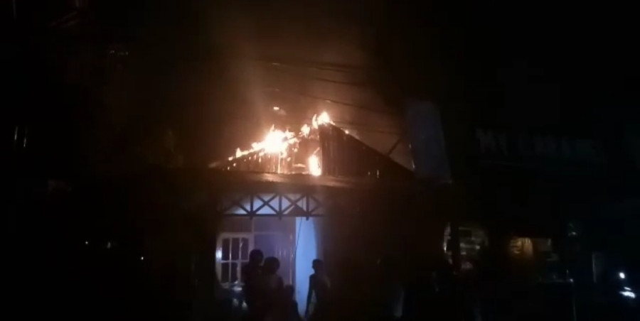 Musibah kebakaran yang terjadi di Jalan Cendana, diduga karena korsleting listrik. (Foto: Ist)