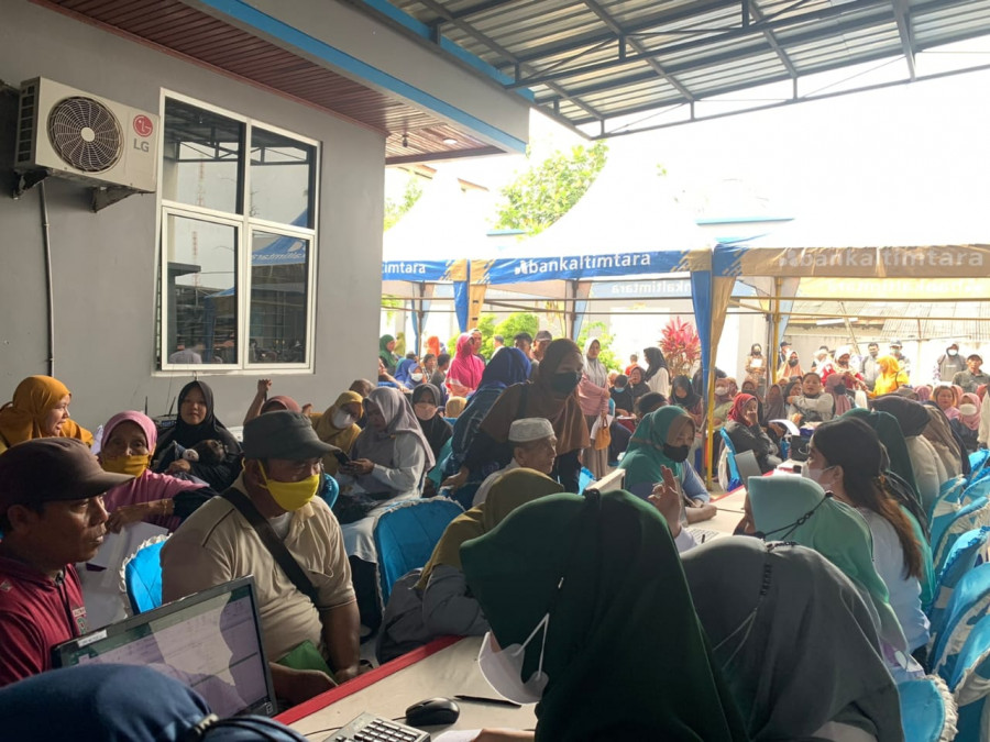 Para pelaku UMKM di PPU mengantre di Bankaltimtara, Kilometer 0,5 Kelurahan Penajam, Kecamatan Penajam untuk mendapatkan bantuan yang mereka terima belum lama ini. (Erwin/Korankaltim.com)