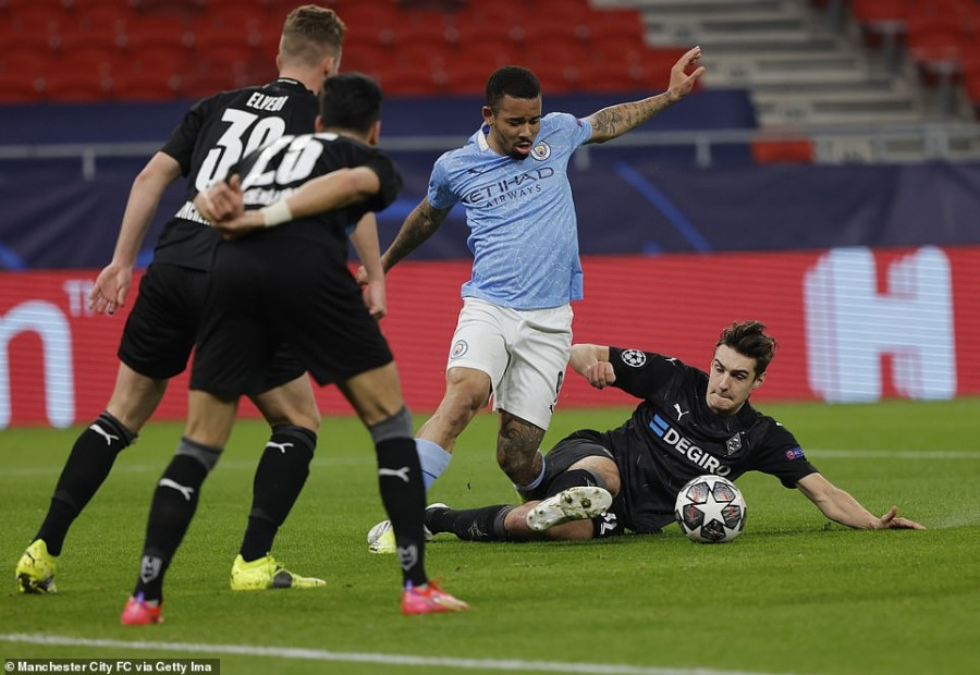 Diadang tiga pemain Gladbach, Gabriel Jesus (tengah) tetap mampu mencetak gol untuk Manchester City. (dailymail)