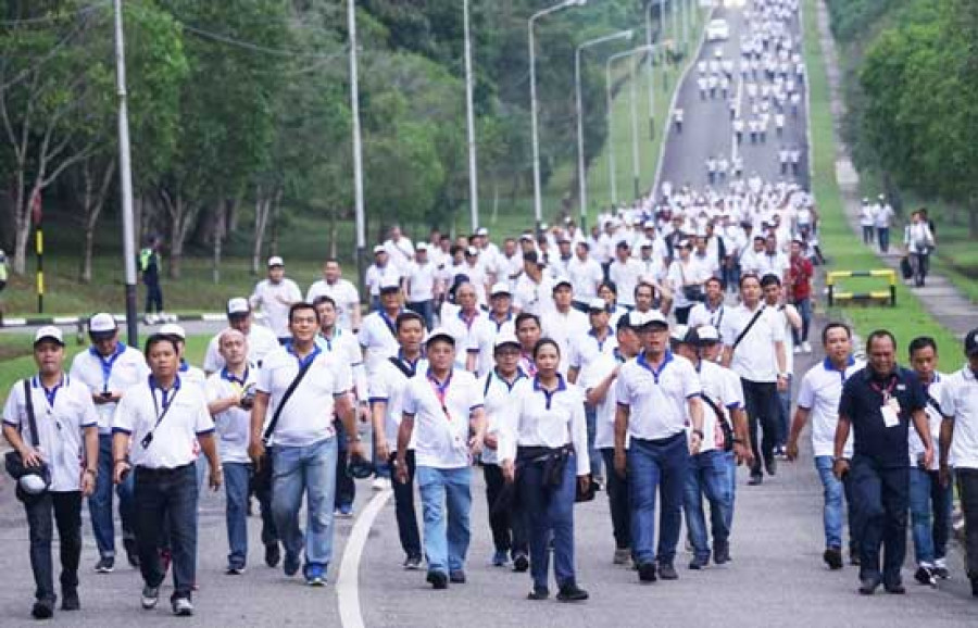 JALAN SEHAT: Menteri BUMN Rini Soemarno bersama Dirut Pupuk Kaltim Bagir Pasaman, Dirut Pupuk Indonesia (Persero) Aas Asikin Idat dan rombongan rakor BUMN saat melaksanakan jalan sehat sebelum menggelar upacara sumpah pemuda di Stadion Mulawarman,Senin, 2